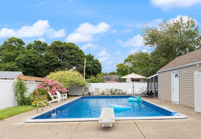 11 Old Farm Rd, Beverly, MA 01915
