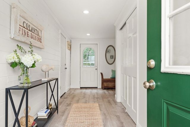 11 Old Farm Rd, Beverly, MA 01915
