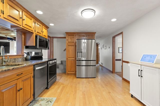11 Old Farm Rd, Beverly, MA 01915