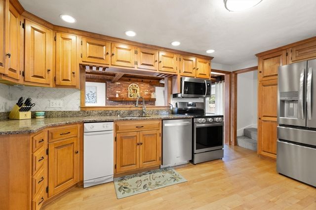 11 Old Farm Rd, Beverly, MA 01915