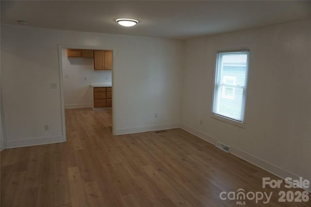 1124 W Mauney Avenue, Gastonia, NC 28052