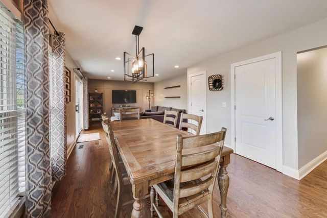 2822 N Brighton Place, Arlington Heights, IL 60004