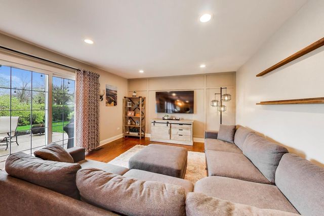 2822 N Brighton Place, Arlington Heights, IL 60004