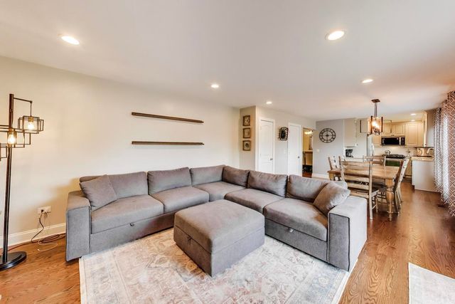 2822 N Brighton Place, Arlington Heights, IL 60004