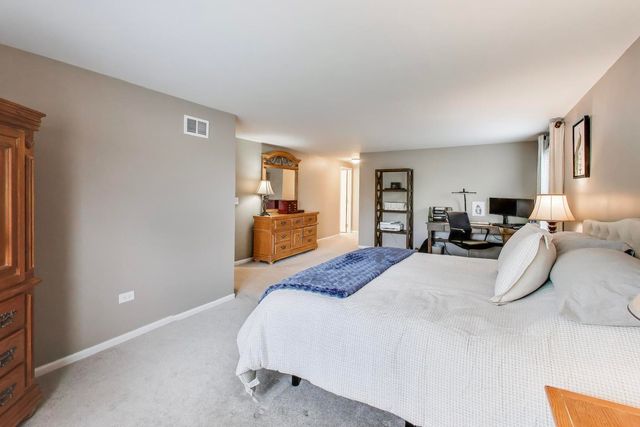 2822 N Brighton Place, Arlington Heights, IL 60004