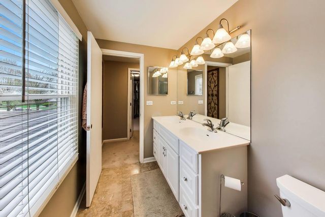 2822 N Brighton Place, Arlington Heights, IL 60004