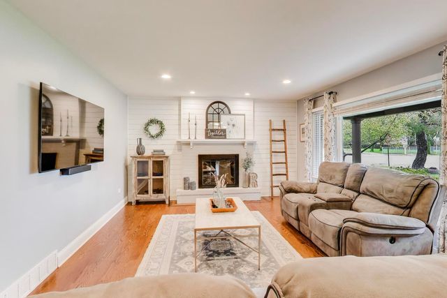 2822 N Brighton Place, Arlington Heights, IL 60004