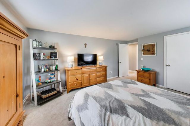 2822 N Brighton Place, Arlington Heights, IL 60004