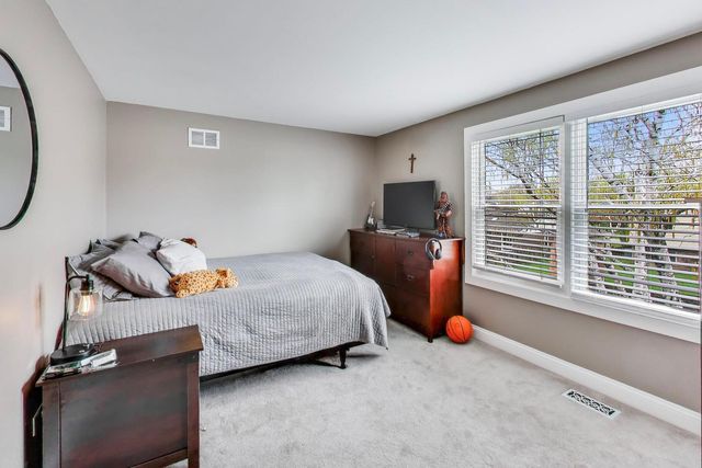 2822 N Brighton Place, Arlington Heights, IL 60004