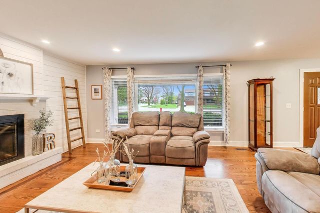 2822 N Brighton Place, Arlington Heights, IL 60004