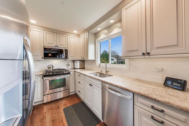 2822 N Brighton Place, Arlington Heights, IL 60004