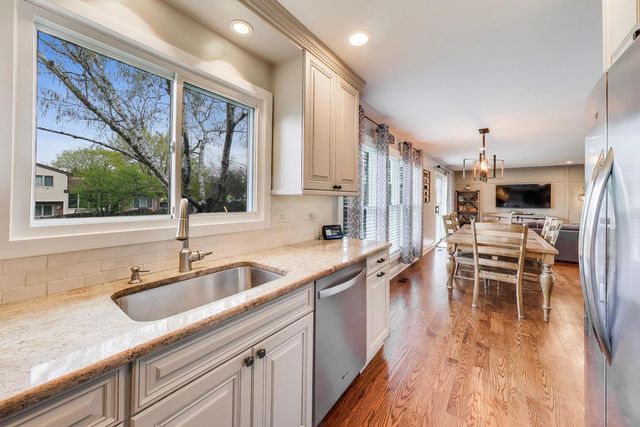 2822 N Brighton Place, Arlington Heights, IL 60004