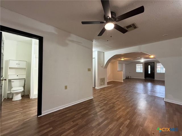223 N Benavides Street B, Port Lavaca, TX 77979