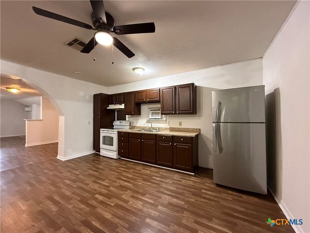 223 N Benavides Street B, Port Lavaca, TX 77979