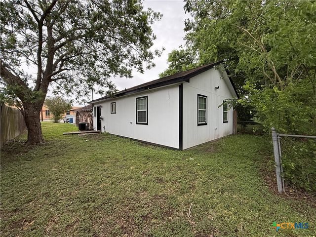 223 N Benavides Street B, Port Lavaca, TX 77979