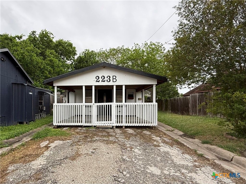223 N Benavides Street B, Port Lavaca, TX 77979