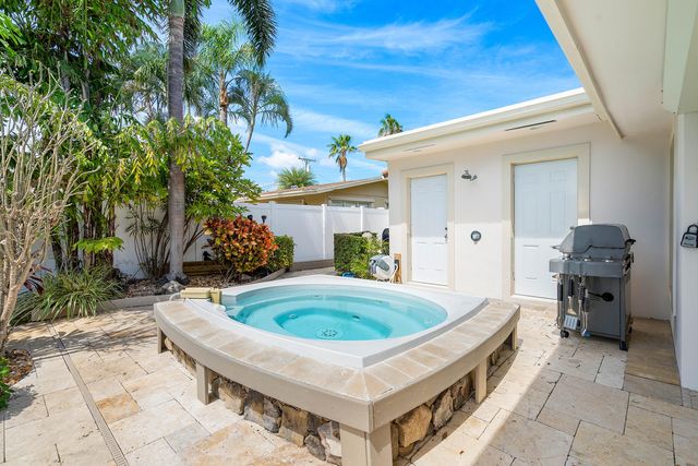 2330 NE 48TH Street NE, Lighthouse Point, FL 33064