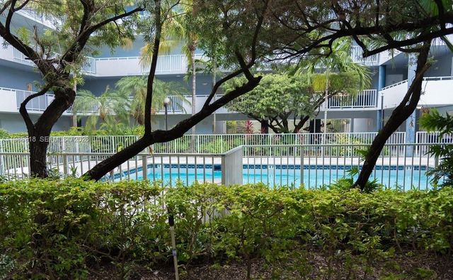 8261 NW 8th St 131, Miami, FL 33126