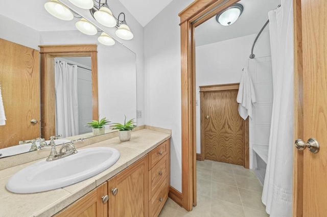 2132 N 113th STREET, Wauwatosa, WI 53226