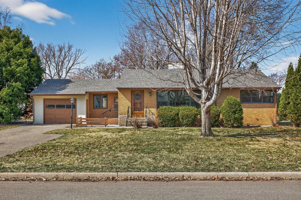 2009 Wheeler Street N, Roseville, MN 55113