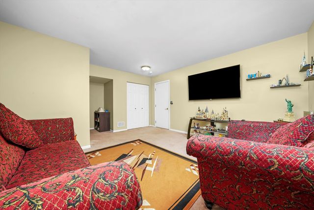 284 Holiday Lane, Hainesville, IL 60073