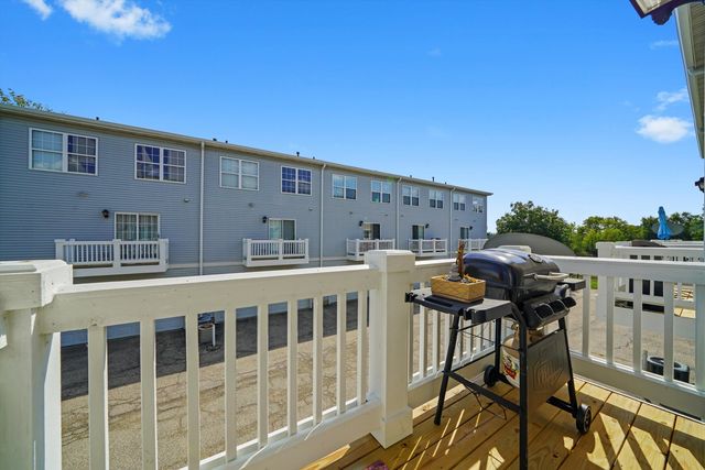 284 Holiday Lane, Hainesville, IL 60073