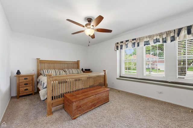 275 ESSEX Court, Aurora, IL 60504