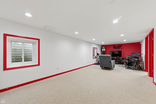 275 ESSEX Court, Aurora, IL 60504