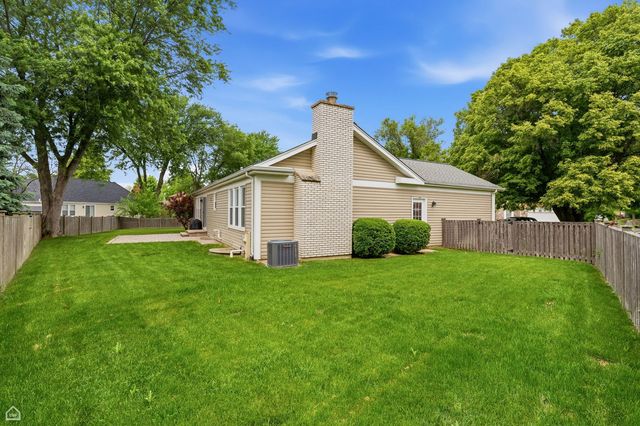 275 ESSEX Court, Aurora, IL 60504