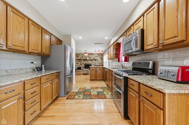 275 ESSEX Court, Aurora, IL 60504