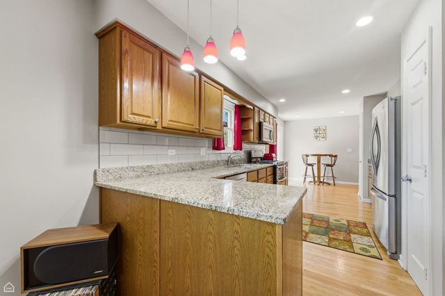 275 ESSEX Court, Aurora, IL 60504
