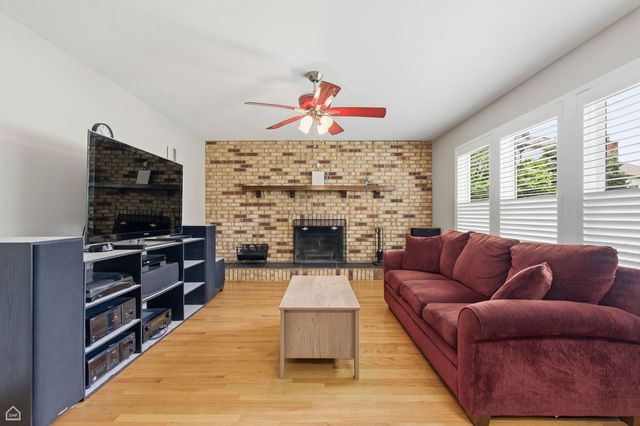 275 ESSEX Court, Aurora, IL 60504