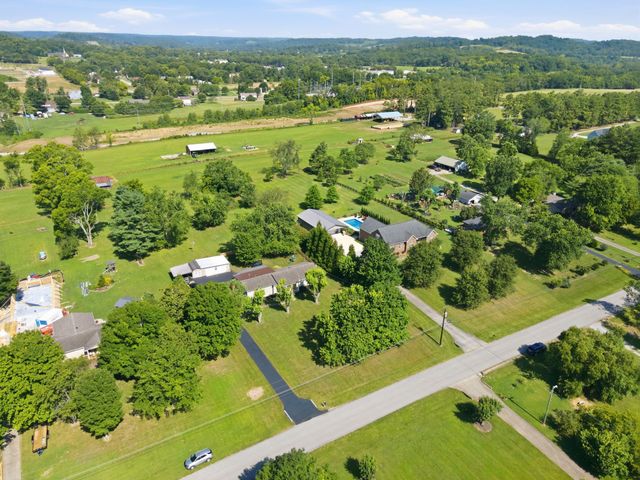 2613 Country Haven Dr, Thompsons Station, TN 37179