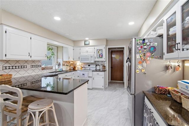 4121 NW Delwood Drive, Blue Springs, MO 64015