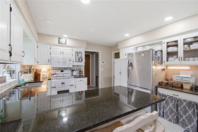 4121 NW Delwood Drive, Blue Springs, MO 64015