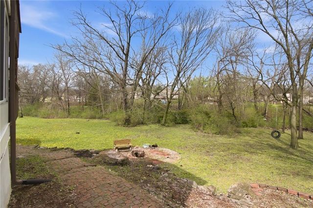 4121 NW Delwood Drive, Blue Springs, MO 64015