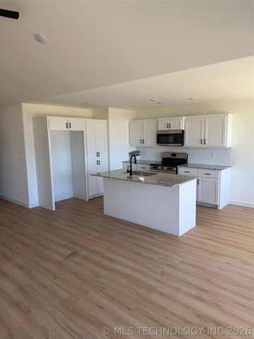 112 S Stark Street, Kiefer, OK 74041