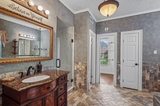 907 Remington Court, Friendswood, TX 77546