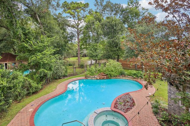 907 Remington Court, Friendswood, TX 77546