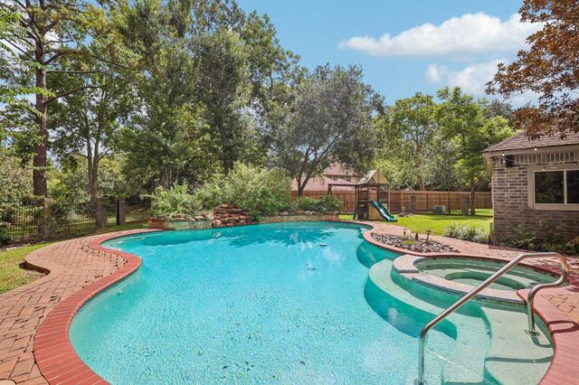 907 Remington Court, Friendswood, TX 77546