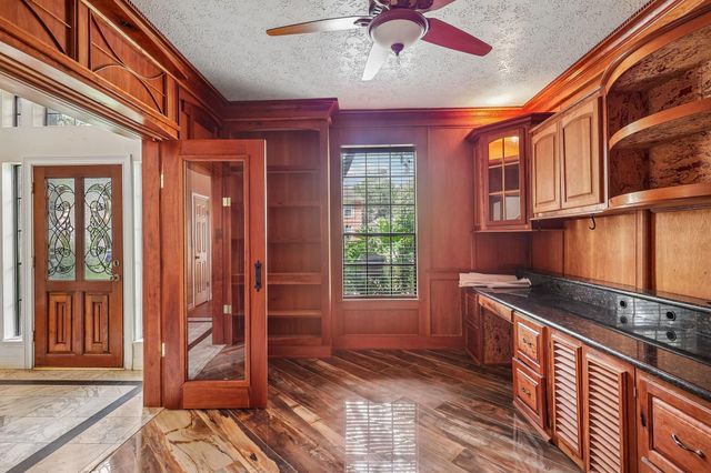 907 Remington Court, Friendswood, TX 77546