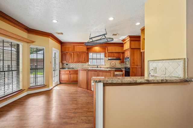 907 Remington Court, Friendswood, TX 77546