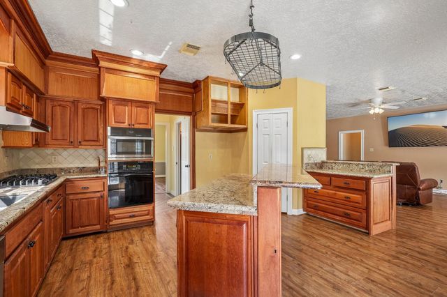 907 Remington Court, Friendswood, TX 77546