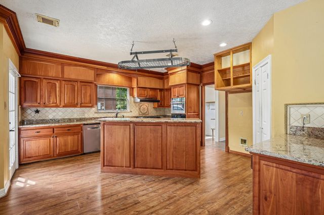 907 Remington Court, Friendswood, TX 77546