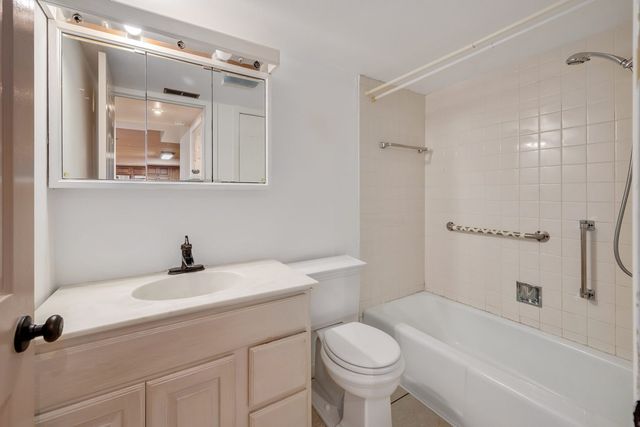 2900 MAPLE Avenue 4A, Downers Grove, IL 60515