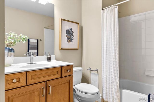 259 Meadowbrook Country Club Estate, Ballwin, MO 63011