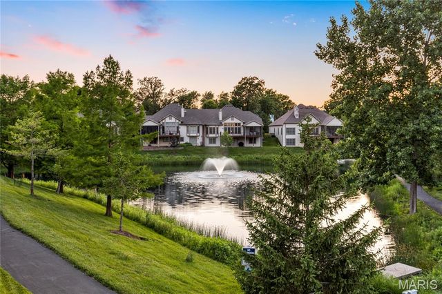 259 Meadowbrook Country Club Estate, Ballwin, MO 63011