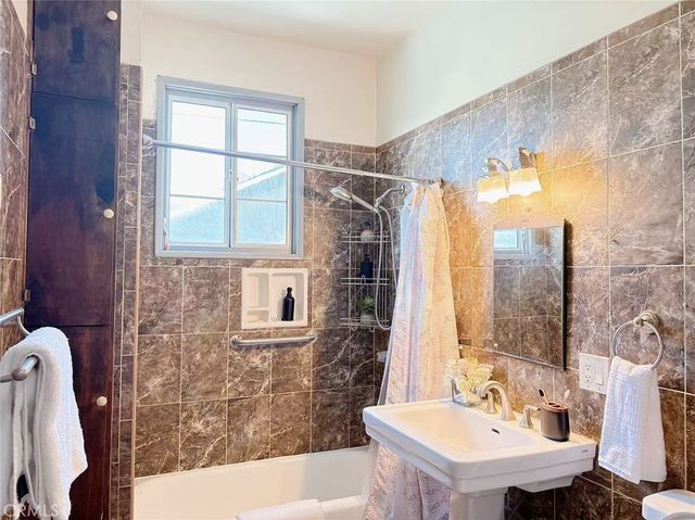 1147 S Westlake Avenue, Los Angeles, CA 90006