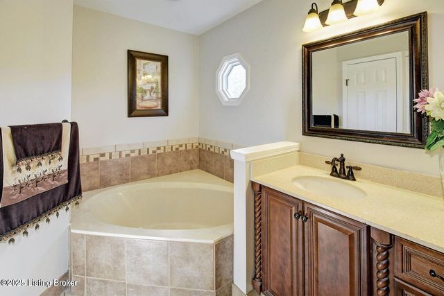 1102 Blackthorn Rd, Louisville, KY 40299