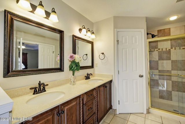 1102 Blackthorn Rd, Louisville, KY 40299